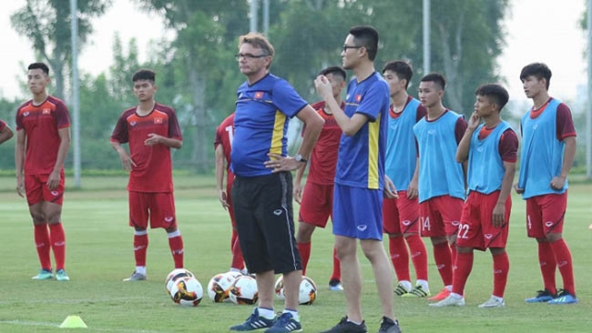Troussier calls up U19 players for Asian tournament